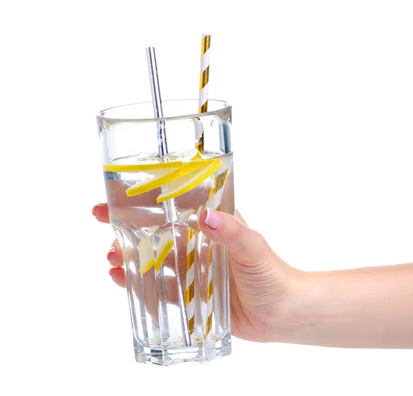 Vaso de agua con tubo de limón en la mano — Foto de Stock