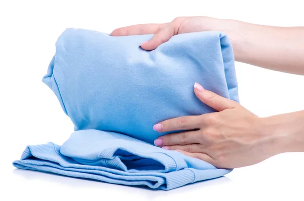 Vestuário de camisola dobrado azul na mão — Fotografia de Stock