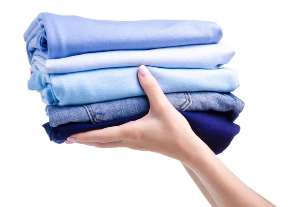 Stack blå vikta kläder i handen — Stockfoto