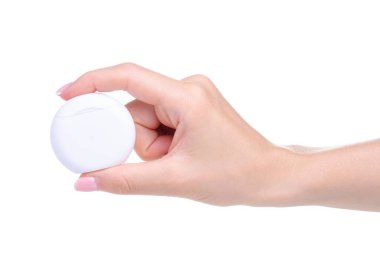 Diş ipi plastik kılıfı elinde.