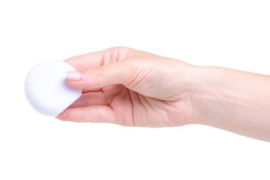 Diş ipi plastik kılıfı elinde.