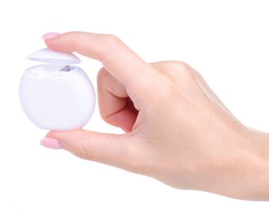 Diş ipi plastik kılıfı elinde.