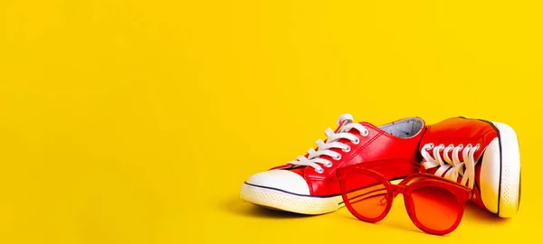 Röda sneakers och solglasögon sommar mode — Stockfoto