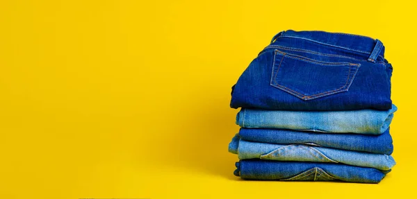 Roupa de jeans dobrada empilhar — Fotografia de Stock