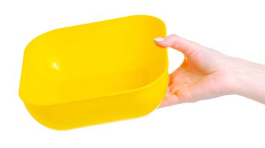 Sarı plastik mutfak kasesi elinde