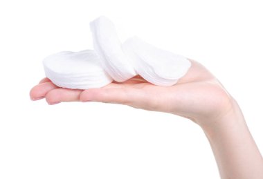 Eldeki pamuklu pedler güzellik ve özen