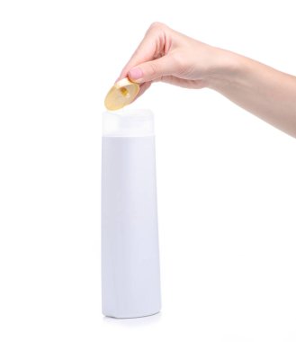 Beyaz şampuan elinde.