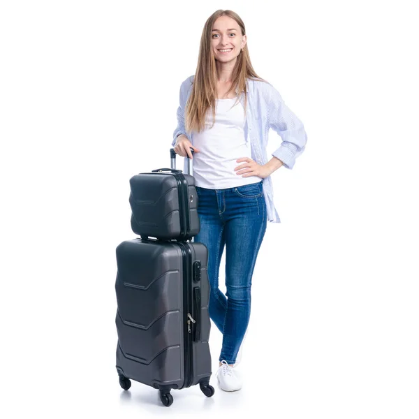 Donna con valigia da viaggio in piedi sorridente — Foto Stock