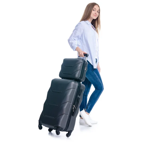 Жінка з подорожньою валіза йде посміхаючись — стокове фото