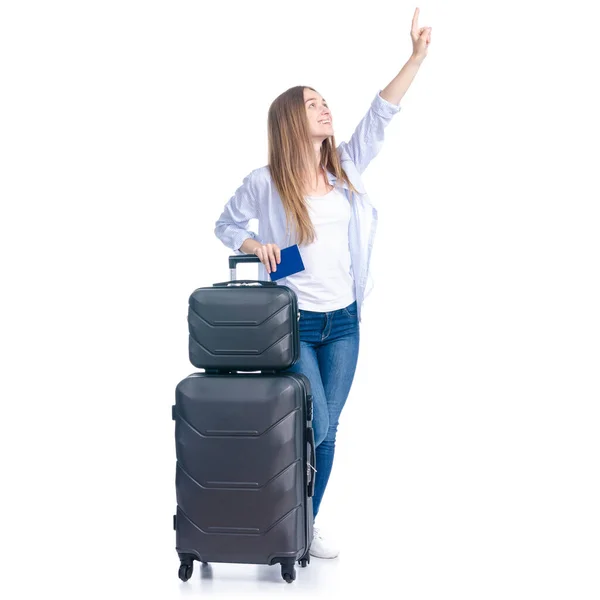 Mulher com mala de viagem, passaporte em pé sorrindo felicidade apontando mostrando — Fotografia de Stock