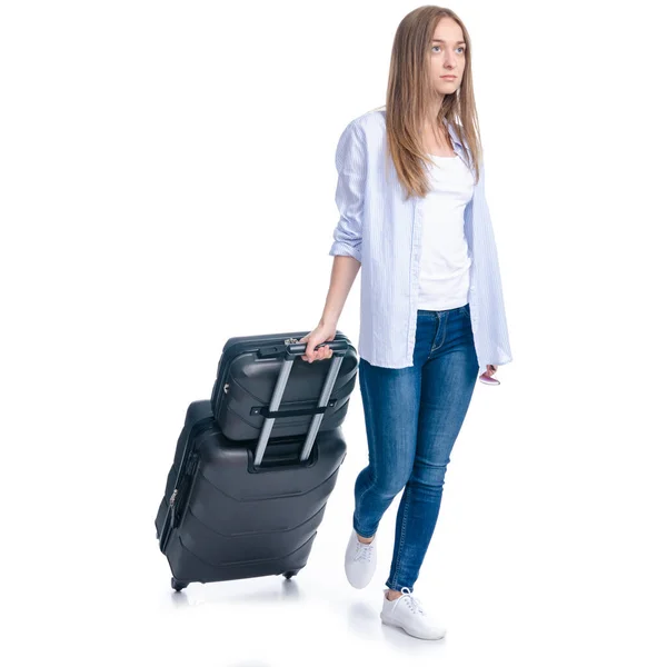 Mujer con maleta de viaje va caminando sonriendo — Foto de Stock