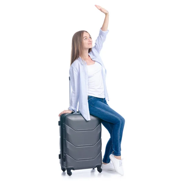 Donna con valigia da viaggio in piedi sorridente — Foto Stock