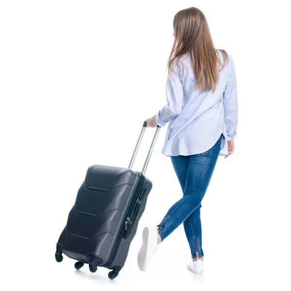 Mujer con maleta de viaje va caminando sonriendo — Foto de Stock