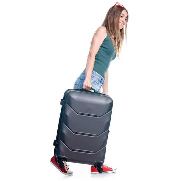 Женщина с чемоданом для путешествий, солнечные очки идут, улыбаясь — стоковое фото