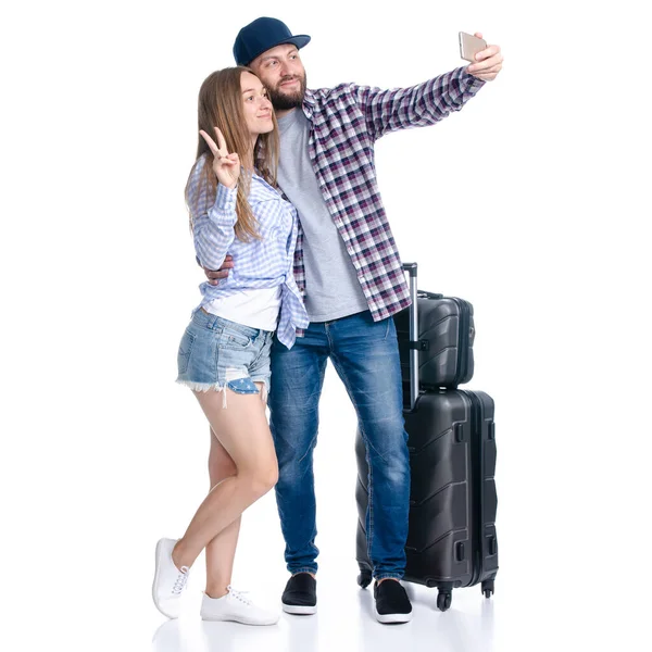 Feliz casal de turistas com malas pretas luggages sorrindo fazendo selfie no smartphone — Fotografia de Stock