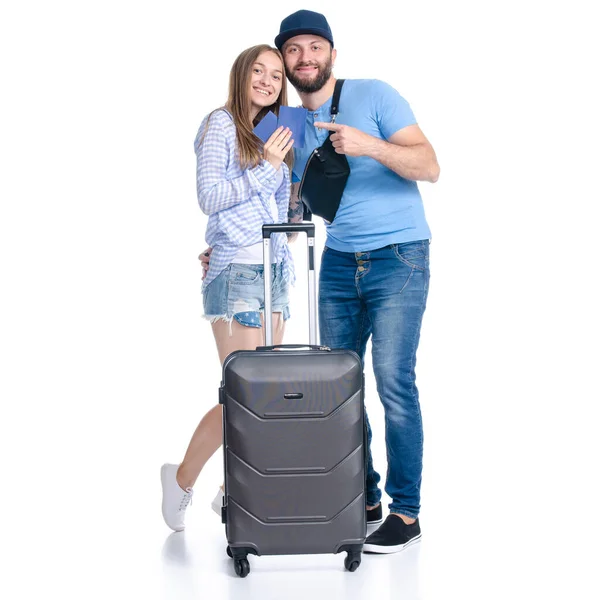 Felice coppia di turisti con valigia nera bagagli sorridenti con passaporti — Foto Stock