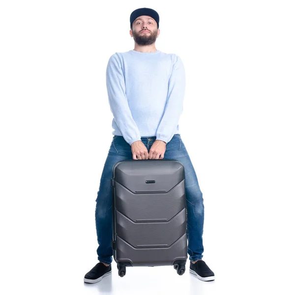 Mann in Jeans hält Reisekoffer im Stehen — Stockfoto