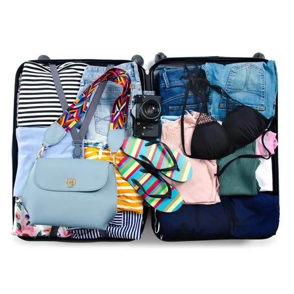 Zwarte reiskoffer en kleding bagage zomer — Stockfoto