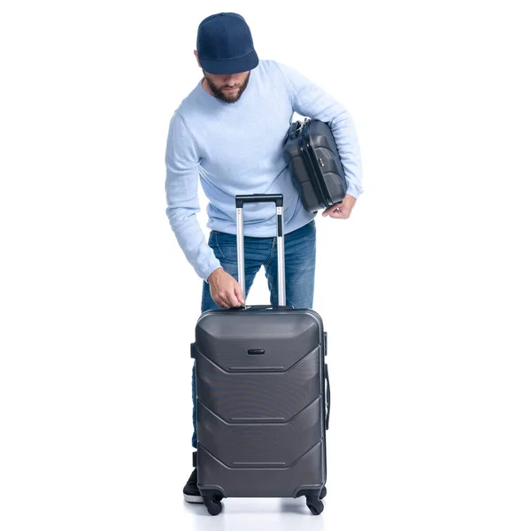 Homme en jeans avec valise de voyage debout — Photo