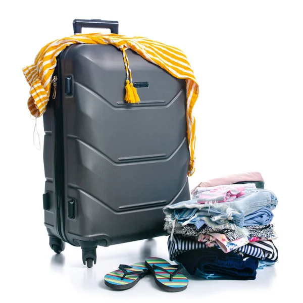 Fekete utazási bőrönd és ruházat poggyász nyáron — Stock Fotó