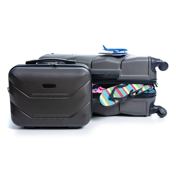 Zwarte reiskoffer en kleding bagage zomer — Stockfoto