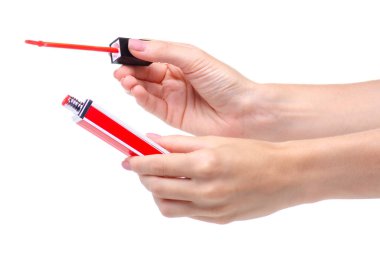 Kırmızı dudak parlatıcısı elinde