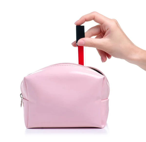 La bellezza lucida di labbro rossa in mano inserisce la borsa cosmetica — Foto Stock