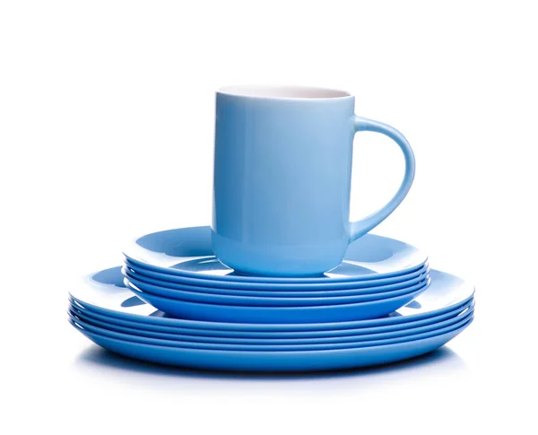Пастельно-голубые тарелки и чашка — стоковое фото