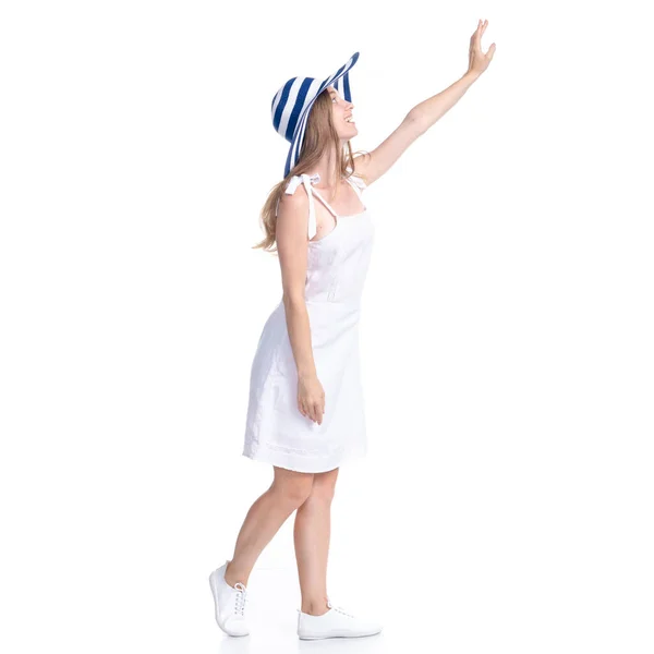 Жінка в сукні і літній капелюх усміхнене щастя, що стоїть, вказуючи показ — стокове фото