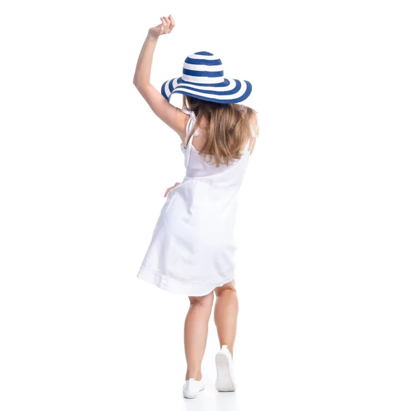 Γυναίκα με φόρεμα και καλοκαιρινό καπέλο χαμογελαστή ευτυχία χορεύοντας — Φωτογραφία Αρχείου