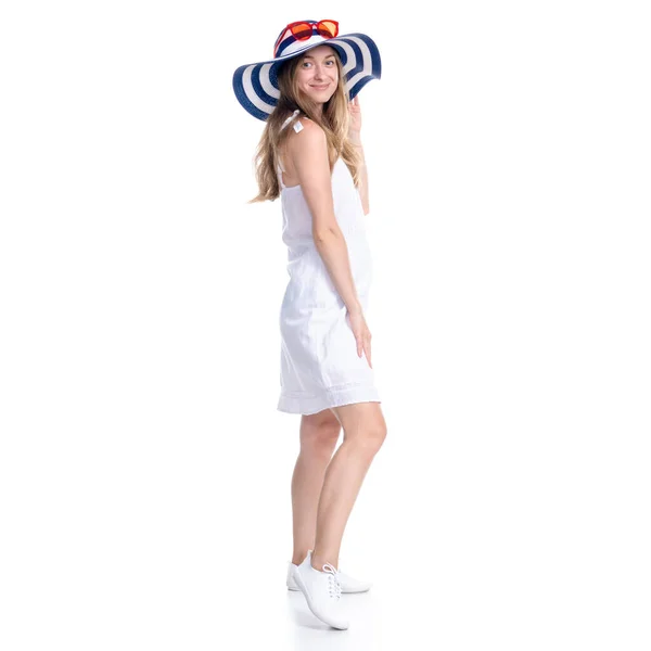Mulher de vestido e chapéu de verão, óculos de sol sorrindo felicidade de pé — Fotografia de Stock