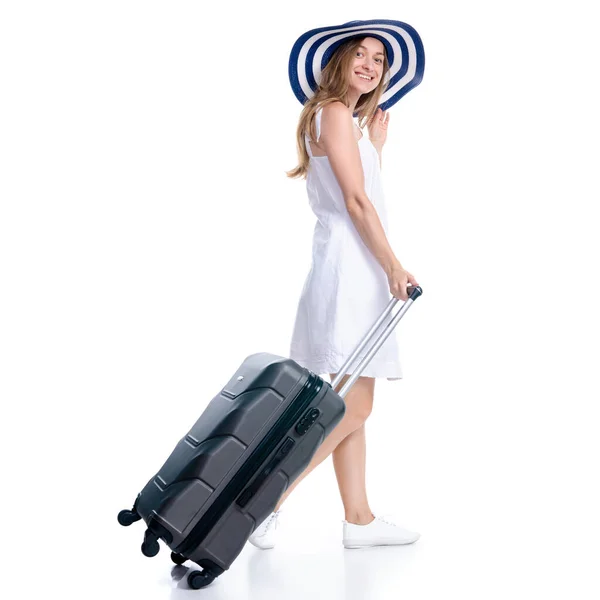 Frau in Kleid und Sommermütze, Reisekoffer, Gepäck lächelnd geht das Glück zu Fuß — Stockfoto