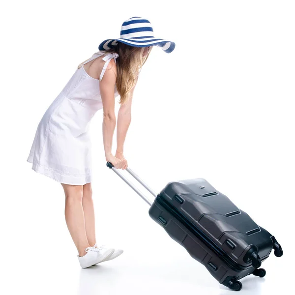 Mulher de vestido e chapéu de verão, mala de viagem, bagagem sorrindo felicidade andando vai — Fotografia de Stock