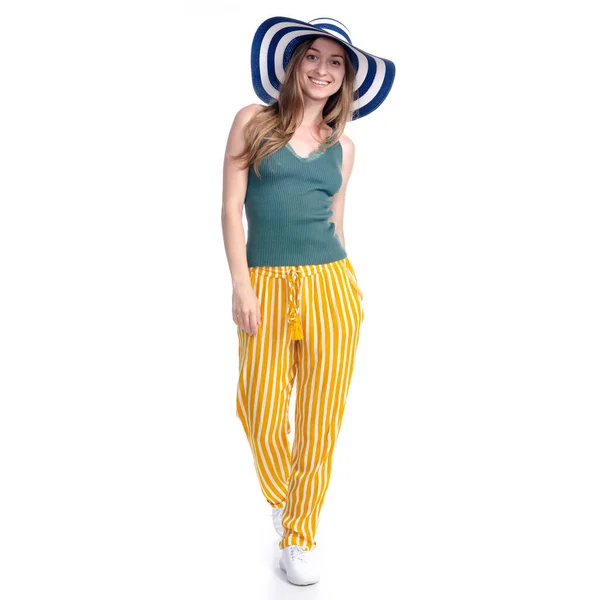 Kobieta w letnim kapeluszu uśmiecha się na stojąco — Zdjęcie stockowe