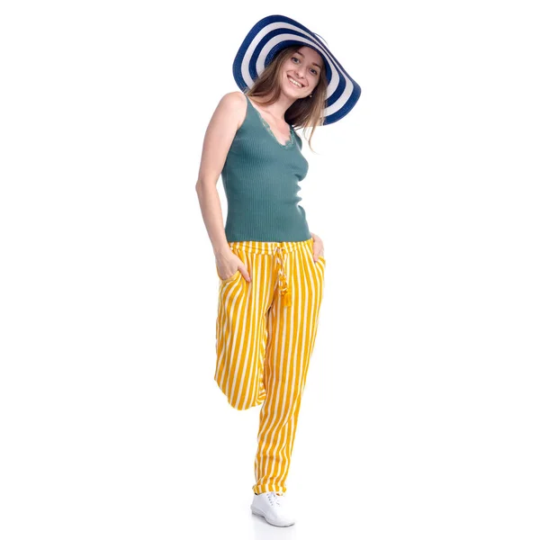 Mulher com chapéu de verão sorrindo felicidade vai andando — Fotografia de Stock