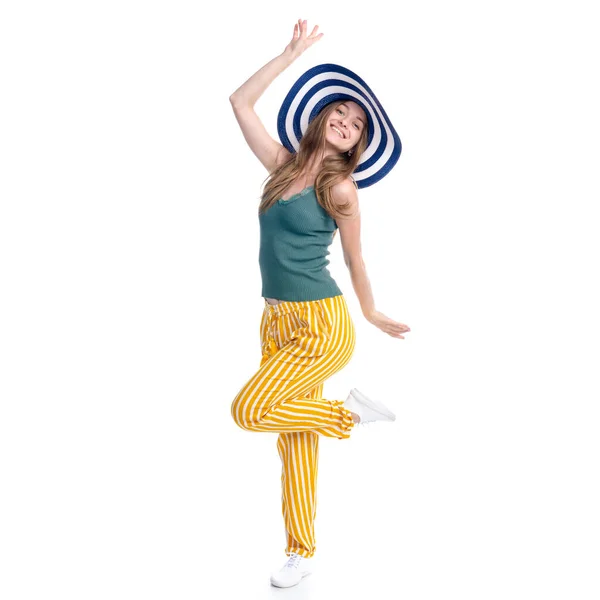Γυναίκα με καλοκαιρινό καπέλο χαμογελαστή ευτυχία χορεύει — Φωτογραφία Αρχείου