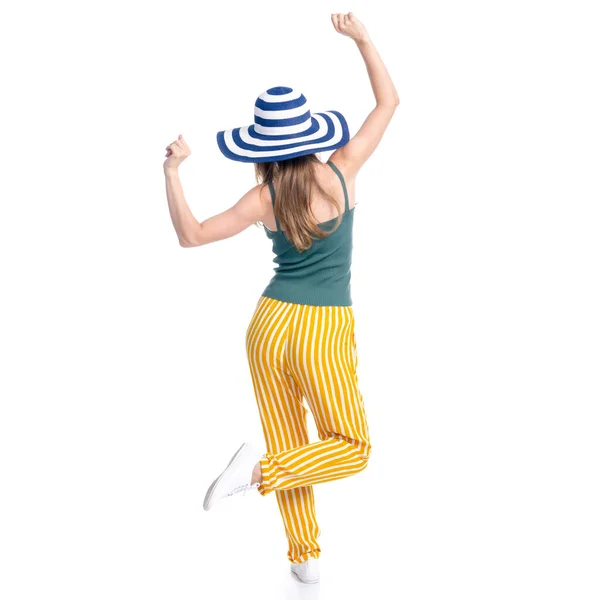 여름 모자를 쓰고 행복하게 춤추는 여인 — 스톡 사진