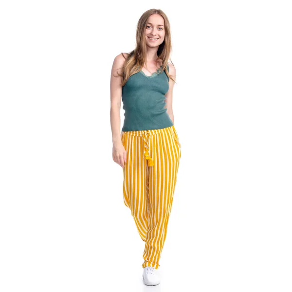 Sarı pantolonlu kadın gülümsüyor mutluluk yürüyor — Stok fotoğraf