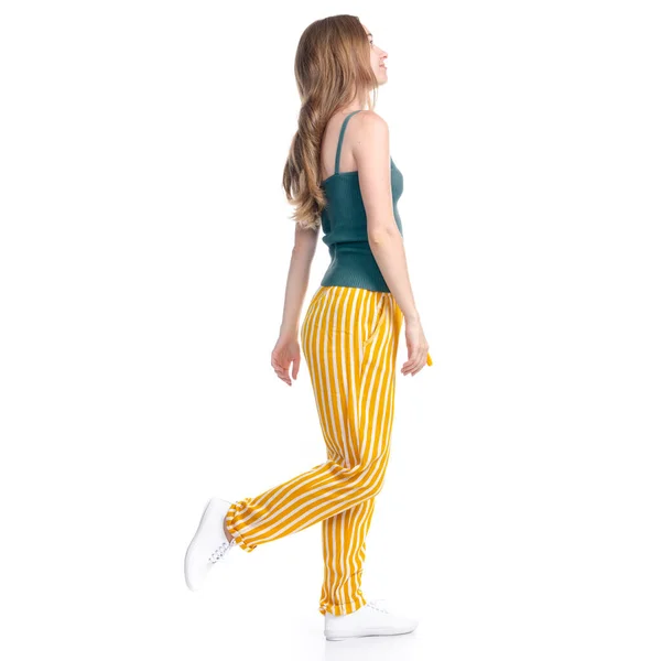 Mujer en pantalones amarillos sonriendo felicidad va caminando — Foto de Stock