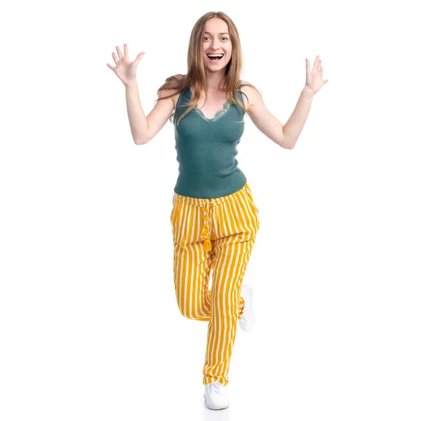 Donna in pantaloni gialli sorridente felicità va a piedi — Foto Stock