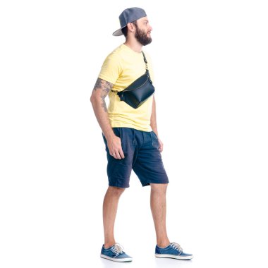 Şortlu ve şapkalı adam mutluluktan uçuyor.