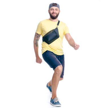 Şortlu ve şapkalı adam mutluluktan uçuyor.