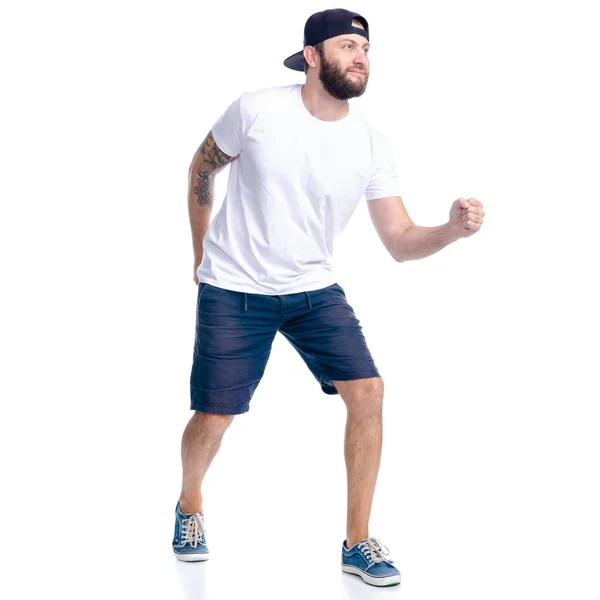 Чоловік в шортах і кепці стоїть йде біг — стокове фото