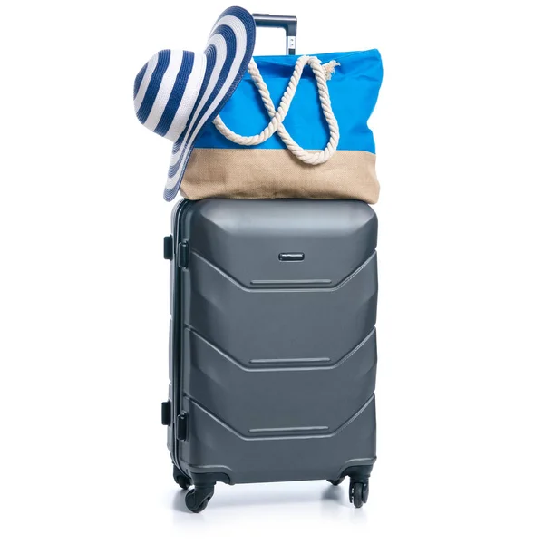 Férias de verão, férias e conceito de viagem. Mala, bagagem com saco de praia e chapéu de palha — Fotografia de Stock