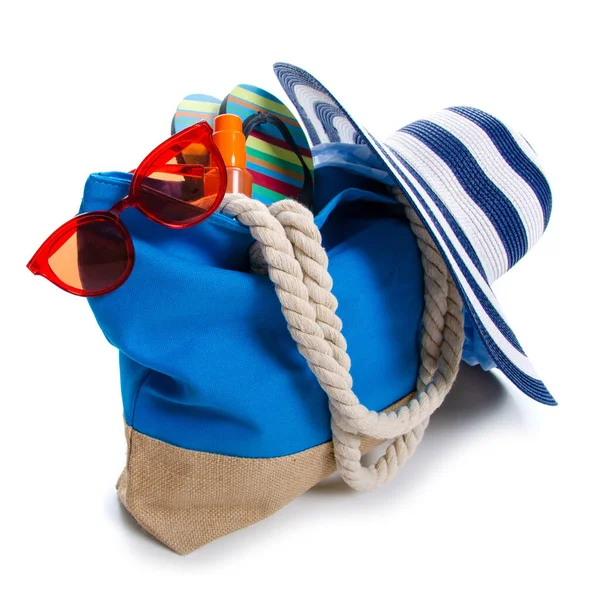 Sommerferien, Urlaub und Reisekonzept. Strandhandtasche und Reiseaccessoires — Stockfoto