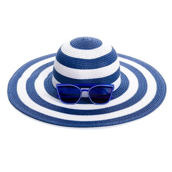 Chapeau de plage bleu voyage et lunettes de soleil — Photo