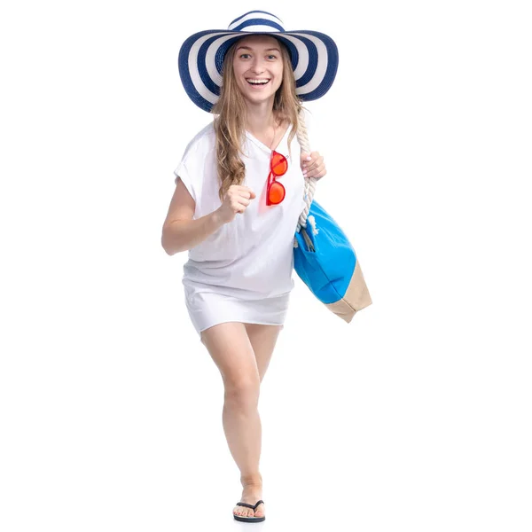 Donna in cappello da sole, occhiali da sole e borsa da spiaggia estate sorridente felicità guardando a piedi va in esecuzione — Foto Stock