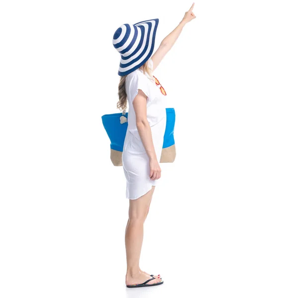 Жінка в сонячному капелюсі, сонцезахисні окуляри і пляжна сумка влітку посміхається щастя виглядає вказуючи — стокове фото