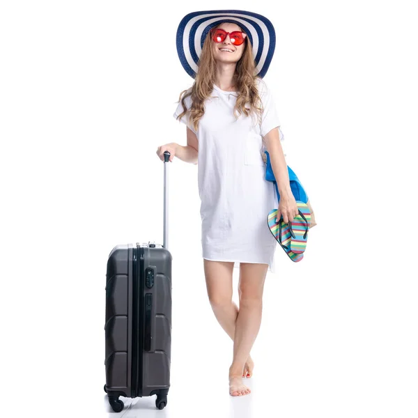 太陽の帽子、サングラス、ビーチバッグの女性スーツケース荷物夏の笑顔幸せを見て歩くことが行く — ストック写真