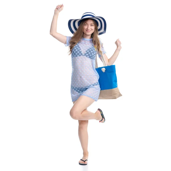 Mulher de chapéu de sol, óculos de sol e saco de praia verão sorrindo felicidade olhando de pé dançando — Fotografia de Stock